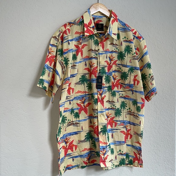 NWT Men's Hawaiian Floral Button-down Shirt - Picture 2 of 4
